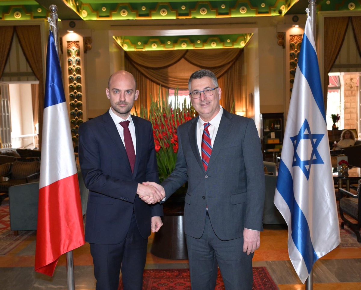 ארחתי בירושלים את עמיתי, שר החוץ של צרפת 
<a href="/jnbarrot/">Jean-Noël Barrot</a>. 
האזנתי לרשמיו מביקורו בלבנון ודנו בהרחבה במלחמה באיראן ובחיזבאללה וכן בנושאים נוספים. 
הצגתי בפניו את היקף התקיפות על ישראל משטח לבנון (מעל ל-2,500) מאז ה-2 במרץ, כולל מהשטח דרומית לליטני שלגביו התפארו ממשלת וצבא לבנון רק לפני