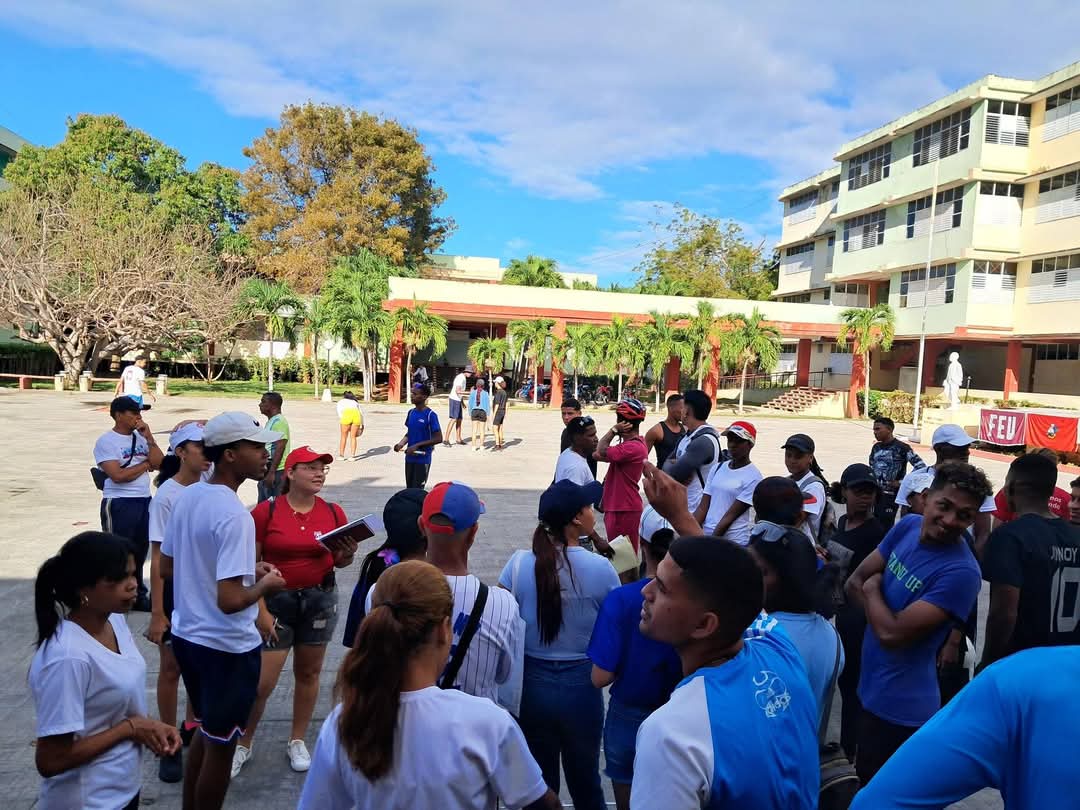 En #Cuba, la Educación es y seguirá siendo prioridad. Por ello, las acciones implementadas en el sector para enfrentar el cerco energético, en especial las adecuaciones del proceso docente, han sido de mucho interés para estudiantes, profesores y la familia cubana.

#CubaVencerá