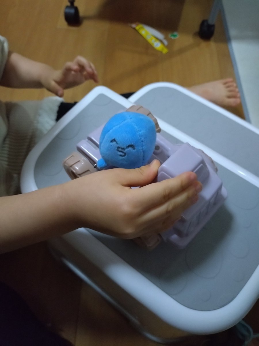 Hal___Fel___ion's tweet photo. 妻が作ったらっだぁくんぬいぐるみ、子供によって車に乗せられ、このあと握り潰される
 #らっだぁ https://t.co/RxEREmHB2V