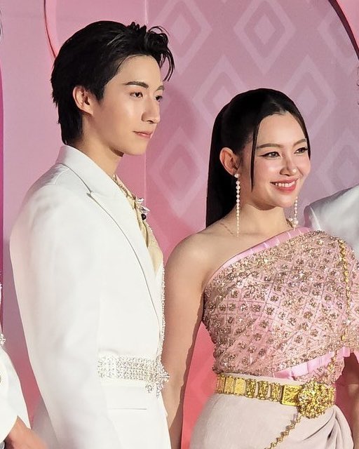 แล้วผู้จัดทำอะไรกันอยู่คะ ช่องน้อยสี มากสี สีเดียว นี่คือตี๋ที่ใส่ชุดไทยที่หล่อที่สุดนะคะ 

PERSES WITH NAREE X WATSONS

#NareeThaiMomentEventxPERSES
#NareeThaiMomentEvent
#PERSES_TH #PERSES
#JUNG_PERSES