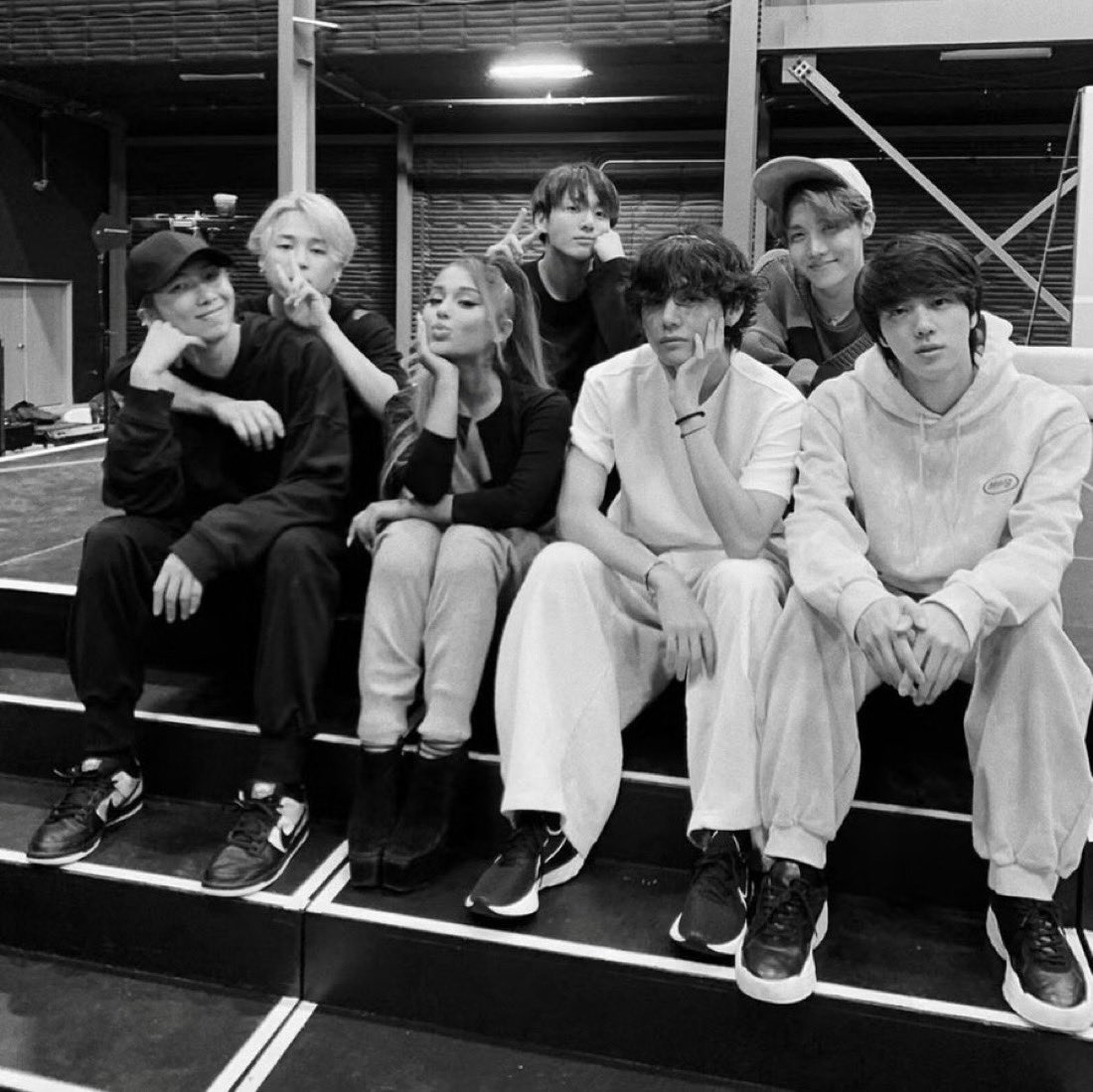 Ariana World HQ ☀️ tweet media