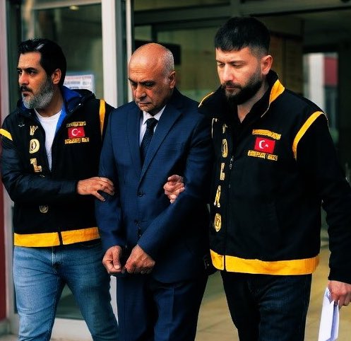 1. görsel: Yusuf Ziya Gümüşel (Sarık, Cübbeli)

2. görsel: Ramazan öğretmen (Kravat, takım elbiseli)

Kıyafetiniz ne olursa olsun onlar gibi düşünmüyorsanız size çok kolay iftira atabilirler.