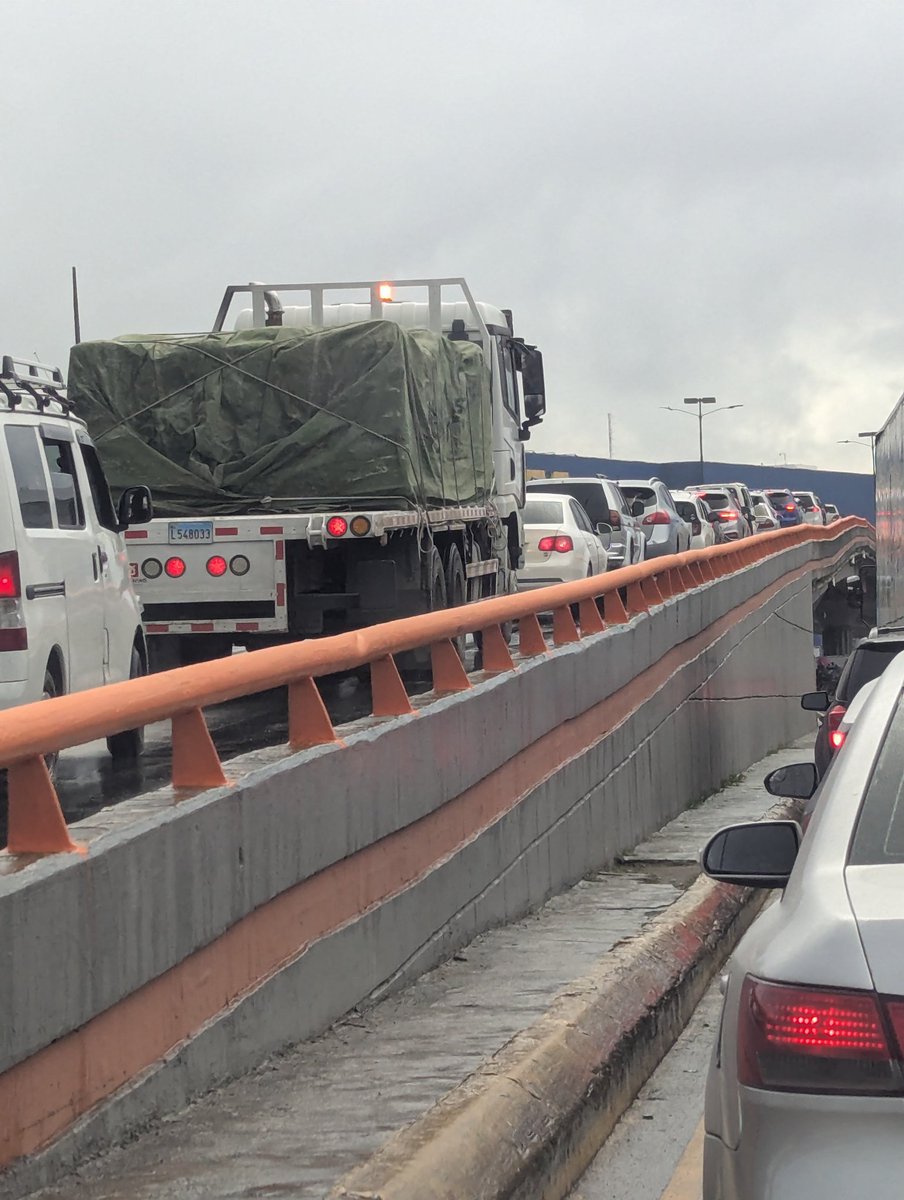 fdeleonh's tweet photo. @digesettrd_ @INTRANT_RD @JoelGneco ahora me entero que los vehículos pesados pueden circular por el elevado de la Kennedy con Lincoln. https://t.co/vwSsKy1gBp