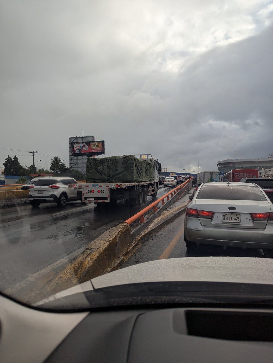fdeleonh's tweet photo. @digesettrd_ @INTRANT_RD @JoelGneco ahora me entero que los vehículos pesados pueden circular por el elevado de la Kennedy con Lincoln. https://t.co/vwSsKy1gBp