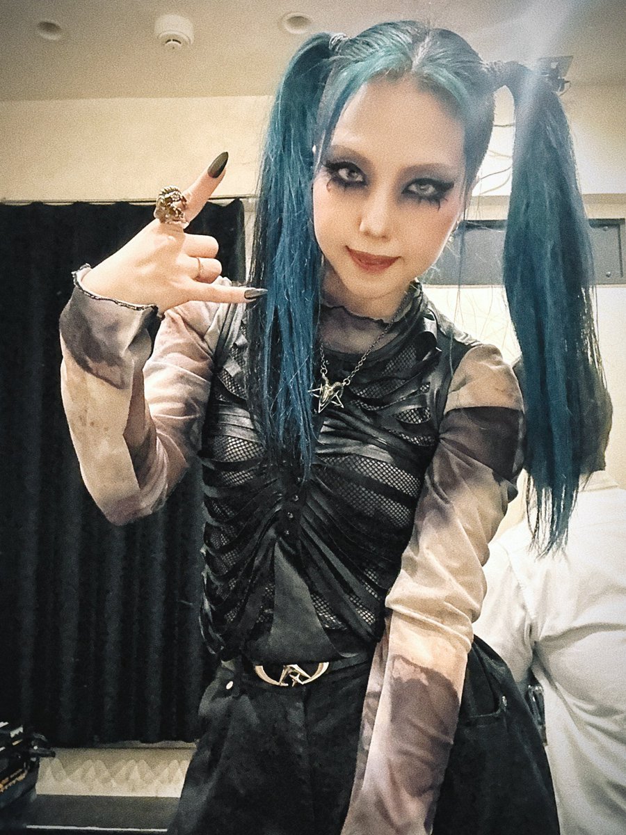 regan_shout's tweet photo. 普段の私と音楽をする私です🦋
二重人格的というか、最早そう捉えてもらう方が良いのかもしれない
エンタメでなく裏表でなくただの人間の振り幅。
必要とされるのは圧倒的に音楽をする私
だけど音楽がないと音楽の私はいない
生きるの難しいけど音楽の力は誰より知っています！ボイトレしてきました🔥 https://t.co/86rQgV1vVk
