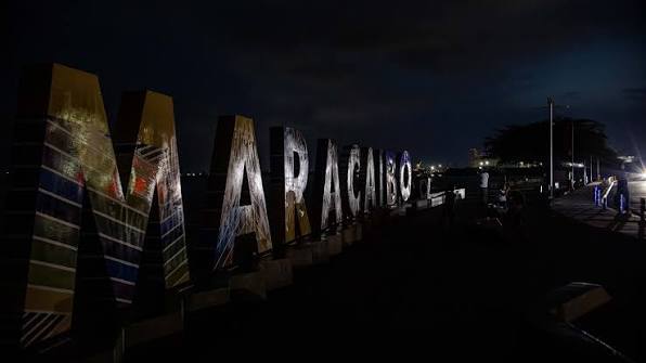 cabrerasadl's tweet photo. El blackout en el occidente se originó por una falla en la línea de 400 kV Yaracuy-El Tablazo, provocando un disparo por baja frecuencia en el sistema de transmisión. La fragilidad de la generación térmica local impidió compensar la carga, resultando en apagón general. ⚡️📉 https://t.co/hljZpRhbC0