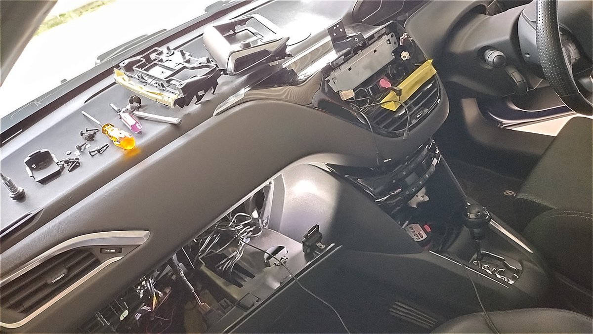 Seg208a9's tweet photo. ・タッチスクリーンの入れ換え
・SMEGの配線チェック
・既設レー探の電源ケーブル撤去
・新設レー探のOBD2配線
・新レー探設置
・USBケーブル隠蔽
その他色々やってたら足の踏み場がなくなった😇ﾅﾝﾄｶﾓﾄﾞｾﾀ https://t.co/6zTSqjZcAK