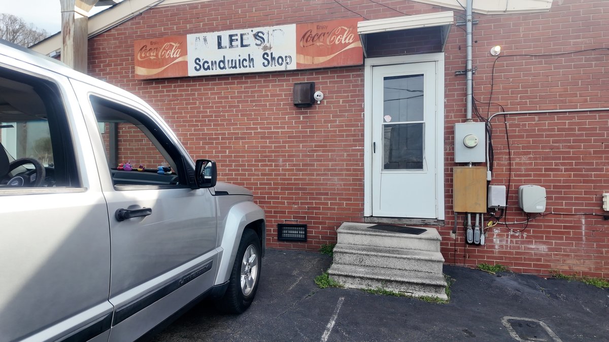 Queen_City_News's tweet photo. KANNAPOLIS CLASSIC 🥪 | Sandwich shop’s ‘old school’ charm has outlasted times of historic hardship. @AbsoluteLe 

👉 https://t.co/kQJOB025LT https://t.co/Lx9I4SoNbl