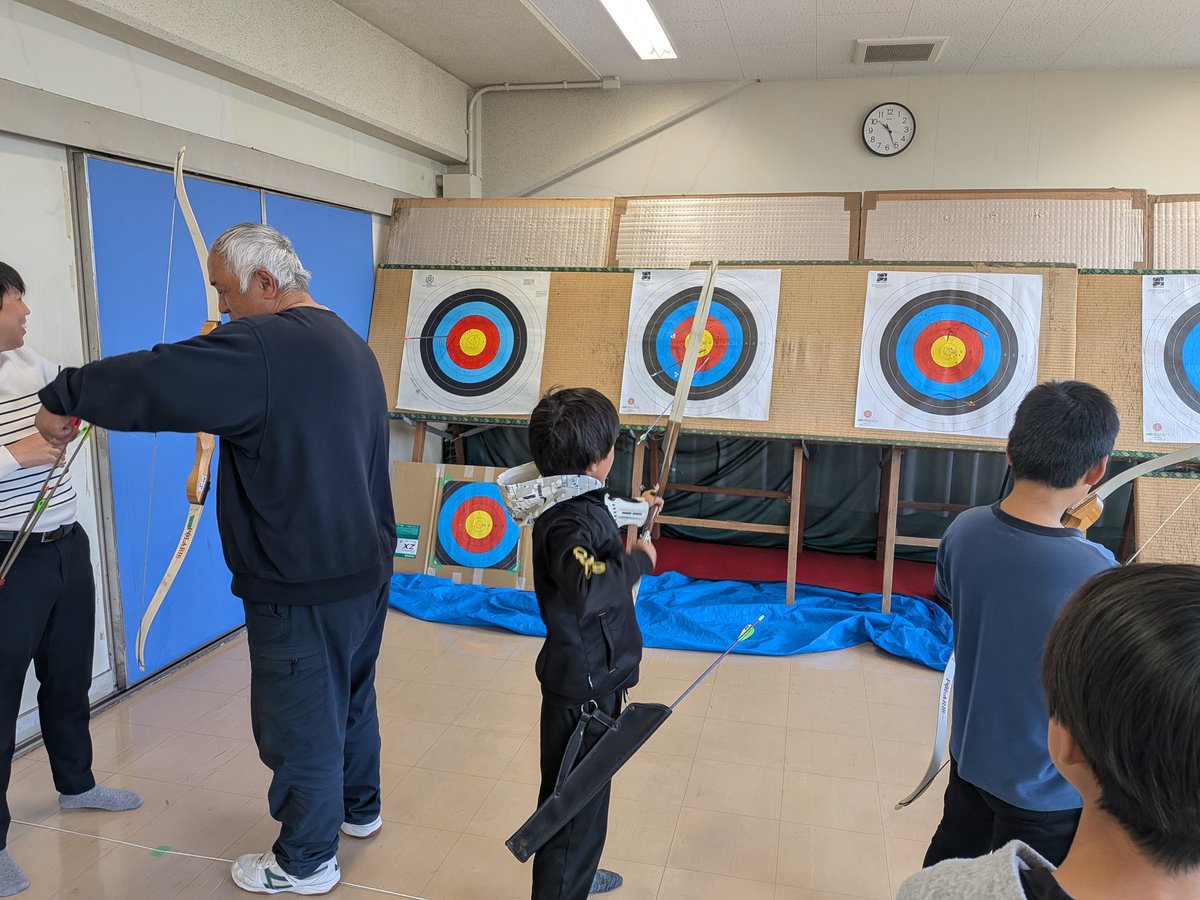 kumamonarchery's tweet photo. 健康スポーツフェスタ‼️
宇土市アーチェリー協会の助太刀。
アーチェリー競技にはアローベル含め、100人以上が来場。
未就学児さんから中学生、大人の方もアーチェリーを楽しんで頂けました🏹
#アーチェリー #部活動 #地域展開  #総合型地域スポーツクラブ #アーチェリーを広めよう https://t.co/Y45tiKSM6n