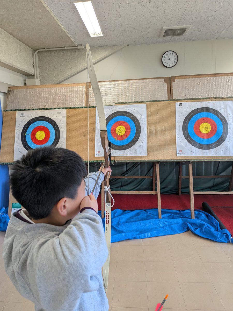 kumamonarchery's tweet photo. 健康スポーツフェスタ‼️
宇土市アーチェリー協会の助太刀。
アーチェリー競技にはアローベル含め、100人以上が来場。
未就学児さんから中学生、大人の方もアーチェリーを楽しんで頂けました🏹
#アーチェリー #部活動 #地域展開  #総合型地域スポーツクラブ #アーチェリーを広めよう https://t.co/Y45tiKSM6n