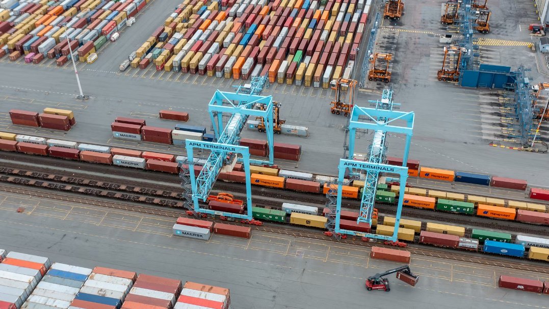 container_news's tweet image. #APM #Terminals launches #rail #shuttle connecting #Helsingborg to the #port #Gothenburg

container-news.com/apm-terminals-…