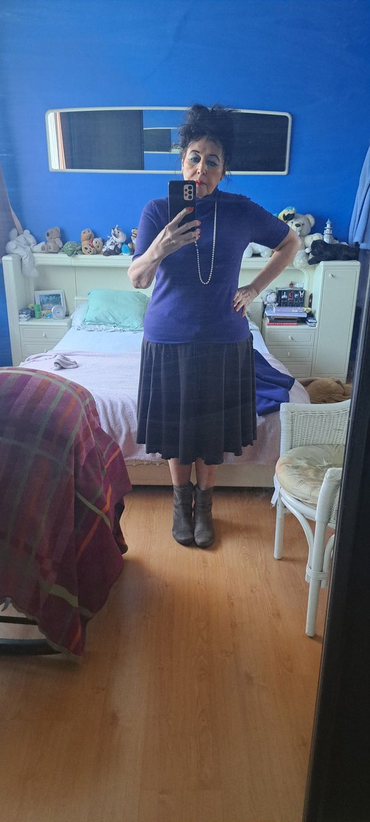 VCabuy's tweet image. Officieel lente vandaag, maar komt toch met een fris briesje.
En volg week weeral een stapje terug en wordt bries weer wind 😅
Maar hey, blote benen blijven bestaan. Wel verpakt in bottekes, maar kom #outfitoftheday komt in #purple en #grey #BettyBarclay 25yo #bootsMephisto 💜🩶