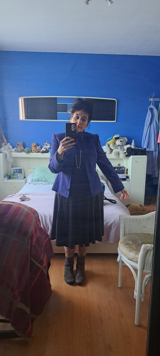 VCabuy's tweet image. Officieel lente vandaag, maar komt toch met een fris briesje.
En volg week weeral een stapje terug en wordt bries weer wind 😅
Maar hey, blote benen blijven bestaan. Wel verpakt in bottekes, maar kom #outfitoftheday komt in #purple en #grey #BettyBarclay 25yo #bootsMephisto 💜🩶