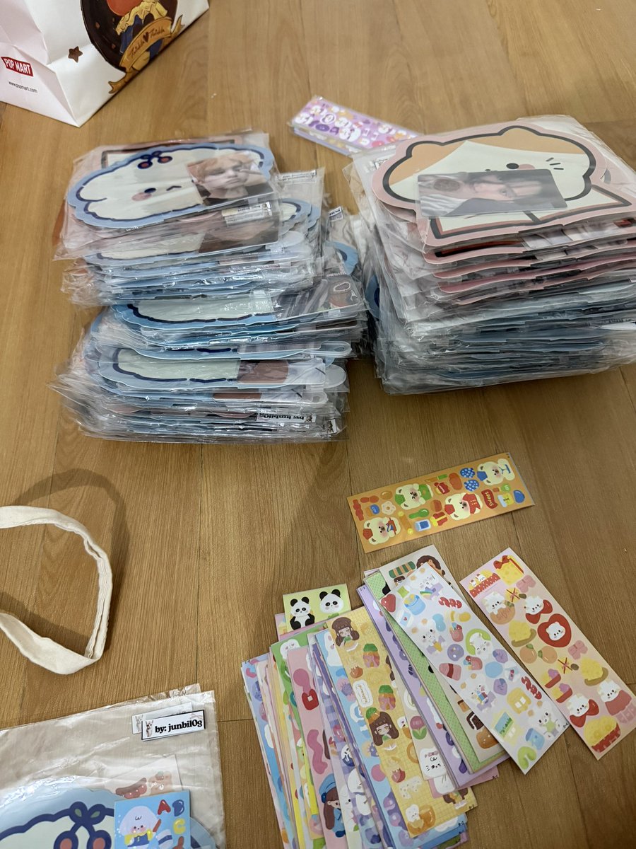 junbil0g's tweet photo. clutch freebies 😬

i hope these fans can help carats to cool off a little 😊

🗓️ march 21, 2026 
📍ph arena

#SEVENTEEN #NEW_BULACAN
#SEVENTEEN_NEW_IN_BULACAN https://t.co/pMucgRsL3S
