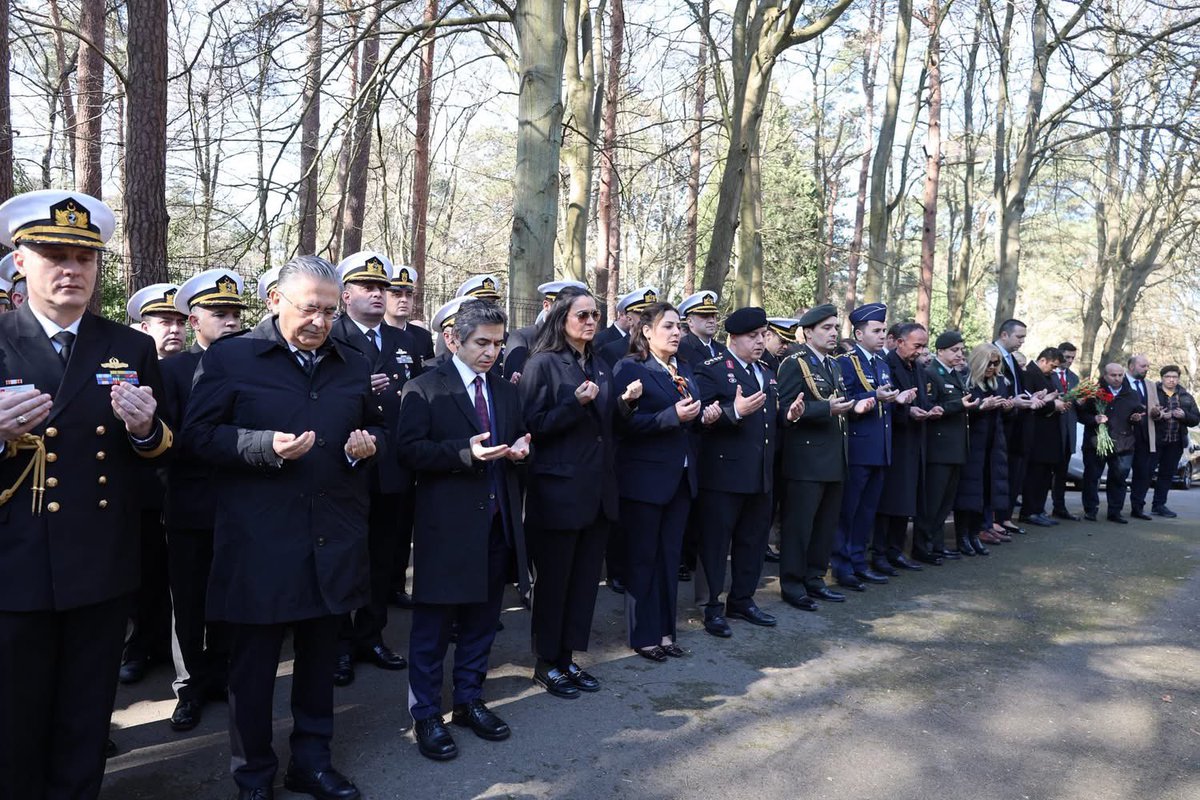 İngiltere’de Brookwood Türk Hava Şehitliği’nde anma töreni düzenlendi flashhaberlondra.com/foto-galeri/in…