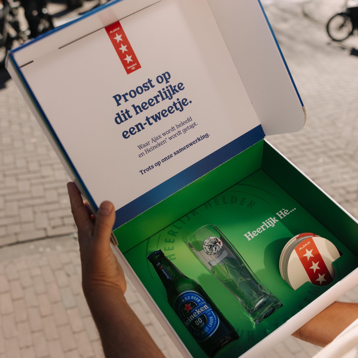 AFCAjax's tweet photo. Kijk De Klassieker in een Heineken x Ajax-café &amp; ontvang het limited edition Ajax-glas bij een rondje Heineken! 🗺️ 📌