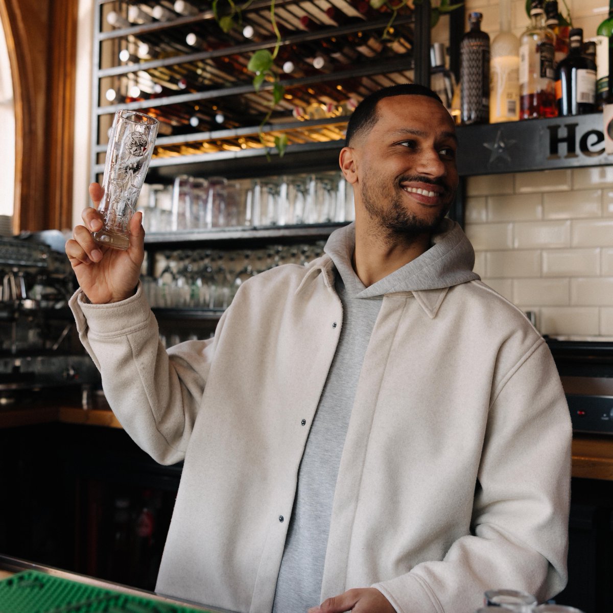 AFCAjax's tweet photo. Kijk De Klassieker in een Heineken x Ajax-café &amp; ontvang het limited edition Ajax-glas bij een rondje Heineken! 🗺️ 📌