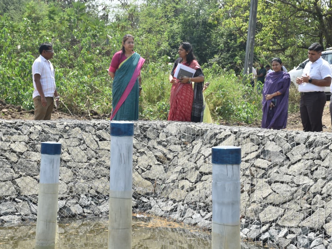 airnews_abad's tweet image. #Gujarat #Navsari #JalSanchay 

🔹જળ સંચયના કામો અંતર્ગત ગણદેવી તાલુકાના એંધલ ગામે પર્કોલેશન પીટ પ્રકલ્પની મુલાકાત લેતા નવસારી જિલ્લા પ્રભારી સચિવ આર્દ્રા અગ્રવાલ

@InfoNavsariGoG 

#AIRPics : અશોક પટેલ