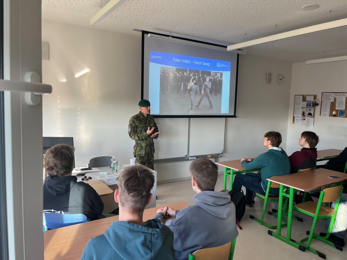 jagello2000's tweet photo. Jaká je práce @Celnispravacr v praxi? A jak dnes vypadá informační válka? 🛃💻

Na tyto otázky hledali odpovědi studenti v Uničově a Olomouci během debat v rámci projektu Poznej NATO na podzim loňského roku 🍂. S por. Davidem Kubenzem, tiskovým mluvčím Celního úřadu pro Olomoucký kraj, mluvili studenti SPŠ a SOU Uničov o každodenní práci celníků i aktuálních bezpečnostních výzvách.

S plk. @IvoZelinka, velitelem @91skupina informačního boje, debatovali studenti Střední průmyslové školy strojnické Olomouc nejen o tom, jak funguje informační boj a proč je důležité se vyznat v dnešním informačním prostoru. 🌐

Projekt Poznej NATO brzy pokračuje dalšími aktivitami 💪🏻.

Projekt „Poznej NATO“ se koná s podporou @NadacePPF.