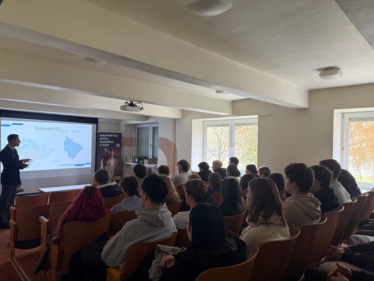 jagello2000's tweet photo. Jaká je práce @Celnispravacr v praxi? A jak dnes vypadá informační válka? 🛃💻

Na tyto otázky hledali odpovědi studenti v Uničově a Olomouci během debat v rámci projektu Poznej NATO na podzim loňského roku 🍂. S por. Davidem Kubenzem, tiskovým mluvčím Celního úřadu pro Olomoucký kraj, mluvili studenti SPŠ a SOU Uničov o každodenní práci celníků i aktuálních bezpečnostních výzvách.

S plk. @IvoZelinka, velitelem @91skupina informačního boje, debatovali studenti Střední průmyslové školy strojnické Olomouc nejen o tom, jak funguje informační boj a proč je důležité se vyznat v dnešním informačním prostoru. 🌐

Projekt Poznej NATO brzy pokračuje dalšími aktivitami 💪🏻.

Projekt „Poznej NATO“ se koná s podporou @NadacePPF.