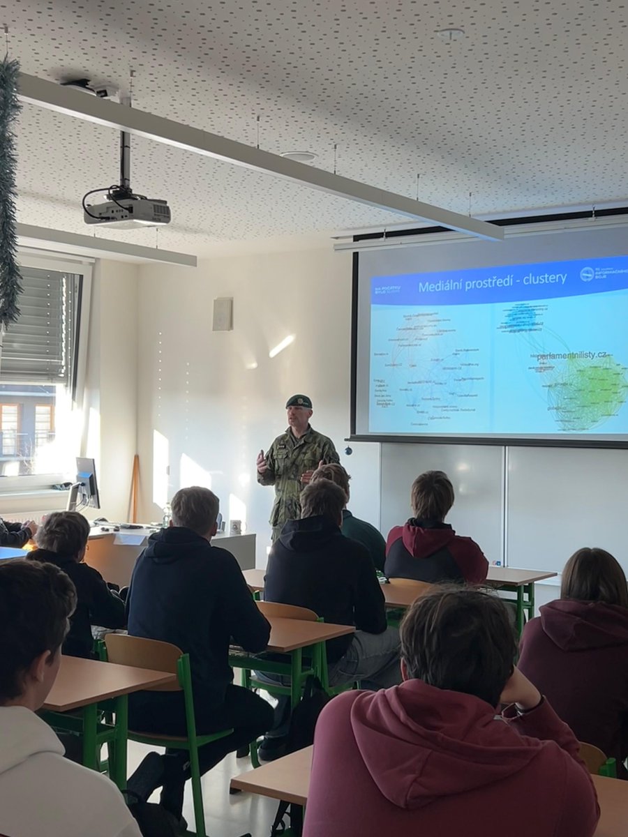jagello2000's tweet photo. Jaká je práce @Celnispravacr v praxi? A jak dnes vypadá informační válka? 🛃💻

Na tyto otázky hledali odpovědi studenti v Uničově a Olomouci během debat v rámci projektu Poznej NATO na podzim loňského roku 🍂. S por. Davidem Kubenzem, tiskovým mluvčím Celního úřadu pro Olomoucký kraj, mluvili studenti SPŠ a SOU Uničov o každodenní práci celníků i aktuálních bezpečnostních výzvách.

S plk. @IvoZelinka, velitelem @91skupina informačního boje, debatovali studenti Střední průmyslové školy strojnické Olomouc nejen o tom, jak funguje informační boj a proč je důležité se vyznat v dnešním informačním prostoru. 🌐

Projekt Poznej NATO brzy pokračuje dalšími aktivitami 💪🏻.

Projekt „Poznej NATO“ se koná s podporou @NadacePPF.