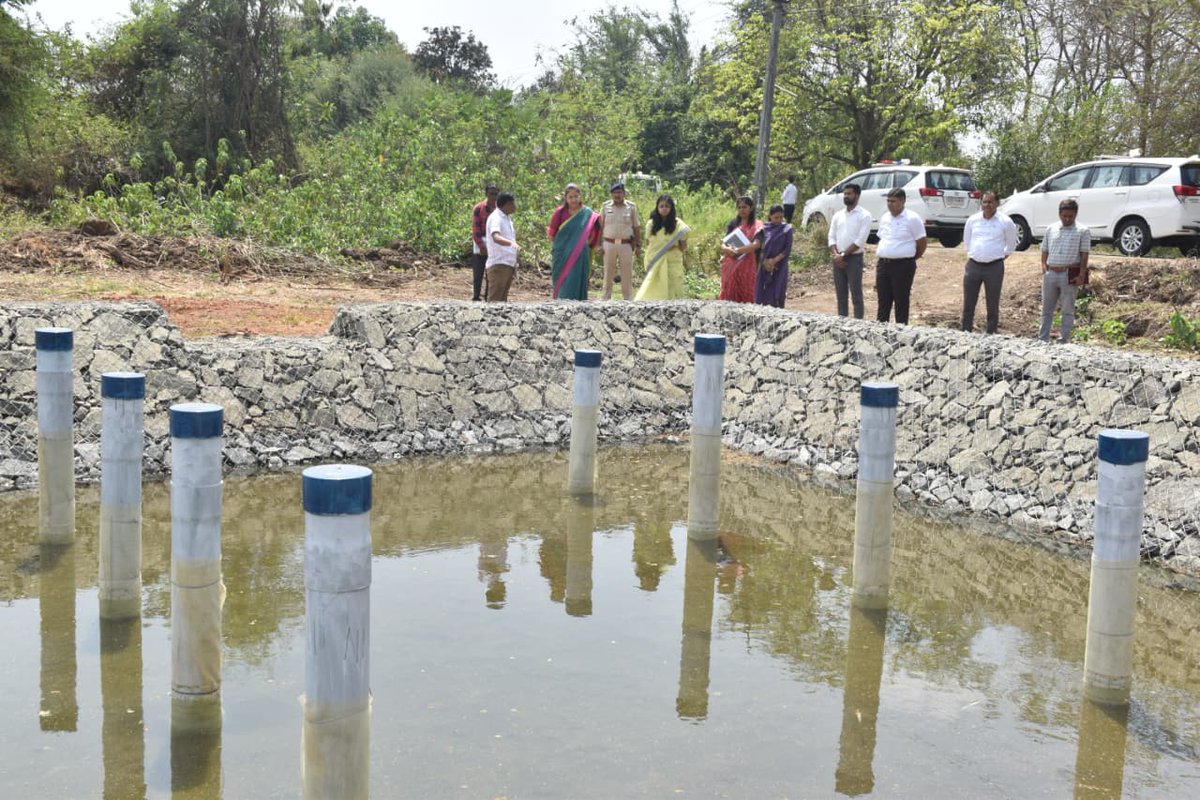 airnews_abad's tweet image. #Gujarat #Navsari #JalSanchay 

🔹જળ સંચયના કામો અંતર્ગત ગણદેવી તાલુકાના એંધલ ગામે પર્કોલેશન પીટ પ્રકલ્પની મુલાકાત લેતા નવસારી જિલ્લા પ્રભારી સચિવ આર્દ્રા અગ્રવાલ

@InfoNavsariGoG 

#AIRPics : અશોક પટેલ