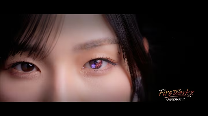 tobira0513's tweet photo. つばきファクトリーの14thシングル「FireWorks」のMVを監督しました〜。

なんと「今夜だけ浮かれたかった」「I Need You 〜夜空の観覧車〜」のMVを監督して以来でして、
個人的にたいへんに感慨深いものがありました。

このMVはCG多めな映像ではありますが、
アイドルを撮るにはセオリーよりも少しワイドなレンズをメインで使っています。
その「カメラがメンバーに近い」感じ、ちょっと生々しい感じが、
今のつばきを見ていててグッとくるかなと思いまして、わりとうまくいったかなと思います。

また、自分のパートを歌い終わった後にスッと目線を外すメンバー達の動きがとても良かったので、
編集点を、後ろ気味にずらして入れたりしています。
通常だとヌルい違和感が出そうなところ、
ハロプロのメンバーは、みな身体の中にビートが入っているので、MVでの編集点がどうなってのも映像のリズムが崩れない強靭さがありますね。

「曲に合わせてマッチに火をつけて歌いだしてほしい」みたいな無茶苦茶なお願いも
余裕でこなすメンバーの能力の高さには驚くばかりです。

ぜひご覧ください！