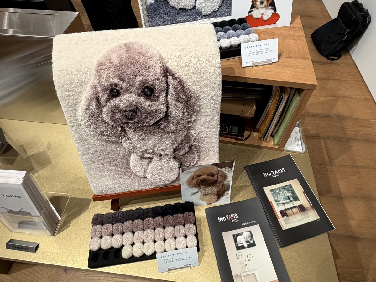 matsushita_z's tweet photo. 銀座に行ったら大体寄ってる蔦屋書店へ。ものづくり展示・販売イベント「FACTORY’S GOODs」をやってました。需要がありそうだと思ったのは、写真（例えばペットの）を元に、タペストリーを作ってくれるもの。チタン（錆びない、軽い）の箸も気になりました。 https://t.co/jMvxzBqCfN