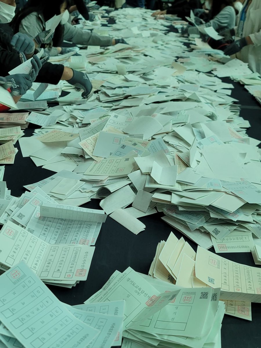 db__lee's tweet photo. 원글 페이스북 권오용

3장의 사진은 모두 2022. 6. 1. 경기도 지사 선거가 있었던 전국 동시지방선거의 한 개표장에서 촬영한 사진입니다. 우측 아래 사진도 개표함에서 막 나온 사전투표지 사진입니다.
그런데 비교할 때 두 사진의 투표지 묶음은 개표함에서 나온 투표지와 전혀 관계없이 새벽에 등장한 신권다발 위조추정 투표지입니다.
새벽에 김동연 지사가 큰 차이를 뒤집고 역전하는 비결은 이와 같은 선거조작과 위조투표지 투입에 있는 것 같습니다. 이런 증거물들에 대하여 왜 수사하지 않습니까?
선관위는 자복하고 대한민국 국민에게 사죄하여야 합니다.
정치권은 눈가리고 아옹하는 부정선거 그만 두고 제도개혁과 정치문화를 개혁하여 부정선거 범죄자들은 대한민국에서 살 수 없도록 하겠다는 윤석열 대통령의 뜻을 따르기 바랍니다.
'절윤'하는 자들이 정치하겠다고 하는 쇼를 보기에 매우 민망합니다.

All three photos were taken at a vote counting station during the nationwide simultaneous local elections held on June 1, 2022, for the Gyeonggi Province Governor election. The photo in the bottom right is also of early voting ballots just removed from the ballot box.
However, when comparing the two photos, the bundles of ballots in the two pictures are suspected to be bundles of brand-new bills that appeared in the early morning and have absolutely no connection to the ballots found in the box.
It appears that the secret behind Governor Kim Dong-yeon overturning a large deficit and staging a comeback in the early morning lies in such election manipulation and the insertion of forged ballots. Why is there no investigation into these pieces of evidence?
The National Election Commission must confess and apologize to the people of the Republic of Korea.
The political sphere should stop the deceptive election fraud and follow President Yoon Suk-yeol's will to reform the system and political culture so that election fraud criminals cannot live in the Republic of Korea.
It is very embarrassing to watch the show put on by those who claim to be "self-righteous" by attempting to enter politics.