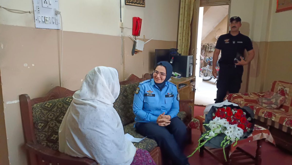 ICT_Police's tweet image. ایس پی ہیڈ کوارٹرز پری گل ترین نے شہید سب انسپکٹر ریاض ندیم کے گھر جا کر اہلِ خانہ سے ملاقات کی۔

انہوں نے شہید کی قربانی کو خراجِ عقیدت پیش کیا اور اہلِ خانہ کو اسلام آباد پولیس کی جانب سے ہر ممکن تعاون کی یقین دہانی کروائی۔

#PoliceMartyrs #EidUlFitr
#IslamabadPolice #OPS #ICTP