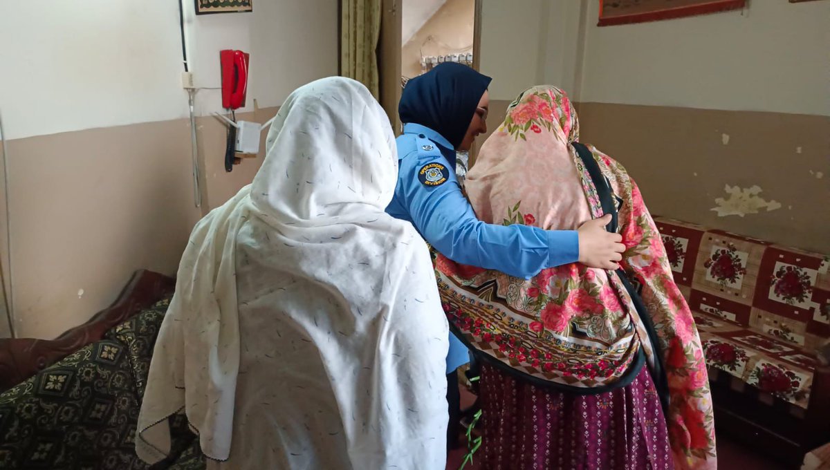 ICT_Police's tweet image. ایس پی ہیڈ کوارٹرز پری گل ترین نے شہید سب انسپکٹر ریاض ندیم کے گھر جا کر اہلِ خانہ سے ملاقات کی۔

انہوں نے شہید کی قربانی کو خراجِ عقیدت پیش کیا اور اہلِ خانہ کو اسلام آباد پولیس کی جانب سے ہر ممکن تعاون کی یقین دہانی کروائی۔

#PoliceMartyrs #EidUlFitr
#IslamabadPolice #OPS #ICTP