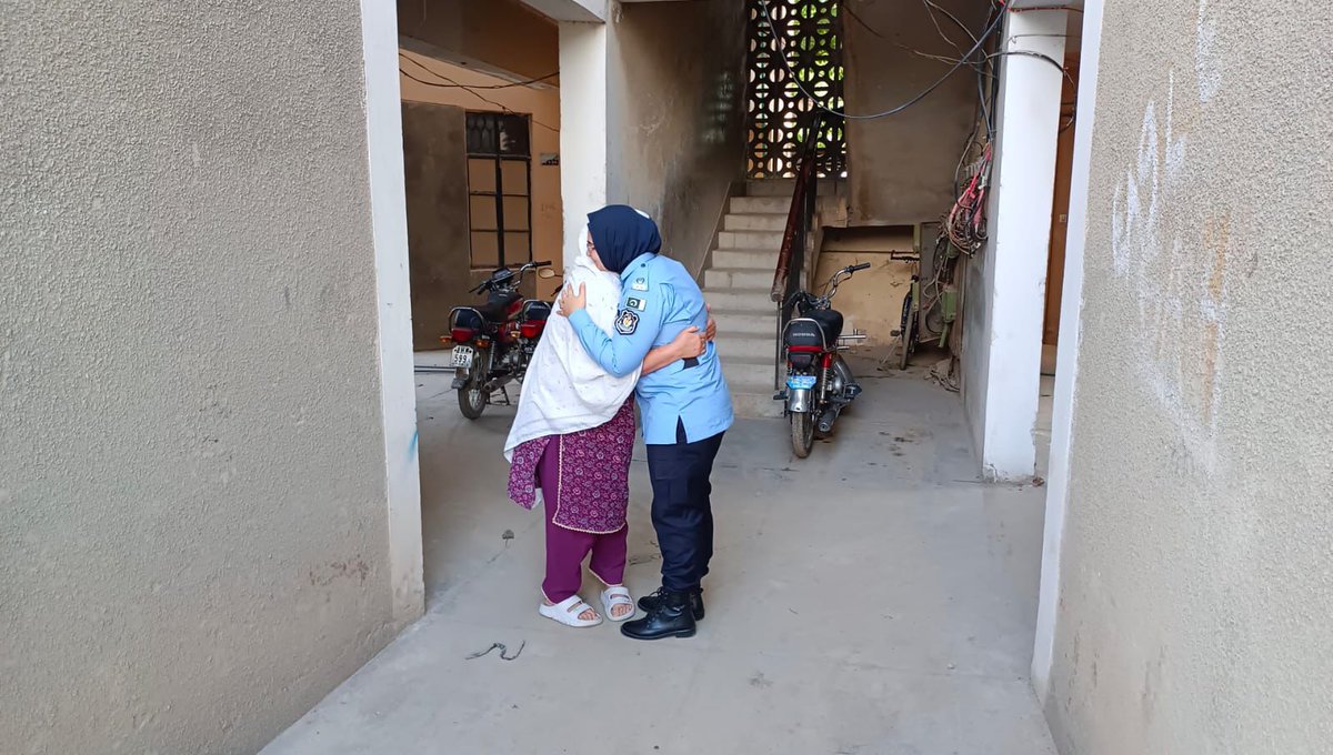 ICT_Police's tweet image. ایس پی ہیڈ کوارٹرز پری گل ترین نے شہید سب انسپکٹر ریاض ندیم کے گھر جا کر اہلِ خانہ سے ملاقات کی۔

انہوں نے شہید کی قربانی کو خراجِ عقیدت پیش کیا اور اہلِ خانہ کو اسلام آباد پولیس کی جانب سے ہر ممکن تعاون کی یقین دہانی کروائی۔

#PoliceMartyrs #EidUlFitr
#IslamabadPolice #OPS #ICTP