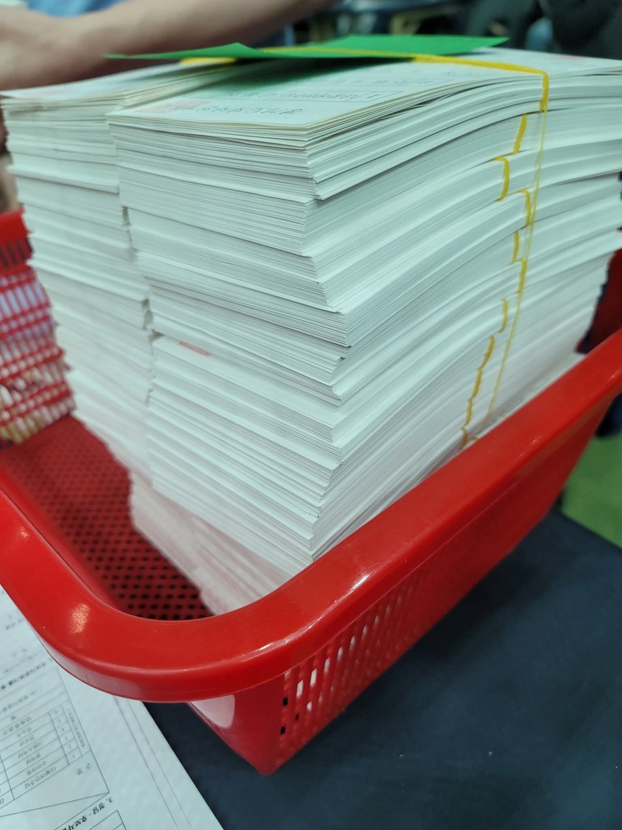 db__lee's tweet photo. 원글 페이스북 권오용

3장의 사진은 모두 2022. 6. 1. 경기도 지사 선거가 있었던 전국 동시지방선거의 한 개표장에서 촬영한 사진입니다. 우측 아래 사진도 개표함에서 막 나온 사전투표지 사진입니다.
그런데 비교할 때 두 사진의 투표지 묶음은 개표함에서 나온 투표지와 전혀 관계없이 새벽에 등장한 신권다발 위조추정 투표지입니다.
새벽에 김동연 지사가 큰 차이를 뒤집고 역전하는 비결은 이와 같은 선거조작과 위조투표지 투입에 있는 것 같습니다. 이런 증거물들에 대하여 왜 수사하지 않습니까?
선관위는 자복하고 대한민국 국민에게 사죄하여야 합니다.
정치권은 눈가리고 아옹하는 부정선거 그만 두고 제도개혁과 정치문화를 개혁하여 부정선거 범죄자들은 대한민국에서 살 수 없도록 하겠다는 윤석열 대통령의 뜻을 따르기 바랍니다.
'절윤'하는 자들이 정치하겠다고 하는 쇼를 보기에 매우 민망합니다.

All three photos were taken at a vote counting station during the nationwide simultaneous local elections held on June 1, 2022, for the Gyeonggi Province Governor election. The photo in the bottom right is also of early voting ballots just removed from the ballot box.
However, when comparing the two photos, the bundles of ballots in the two pictures are suspected to be bundles of brand-new bills that appeared in the early morning and have absolutely no connection to the ballots found in the box.
It appears that the secret behind Governor Kim Dong-yeon overturning a large deficit and staging a comeback in the early morning lies in such election manipulation and the insertion of forged ballots. Why is there no investigation into these pieces of evidence?
The National Election Commission must confess and apologize to the people of the Republic of Korea.
The political sphere should stop the deceptive election fraud and follow President Yoon Suk-yeol's will to reform the system and political culture so that election fraud criminals cannot live in the Republic of Korea.
It is very embarrassing to watch the show put on by those who claim to be "self-righteous" by attempting to enter politics.