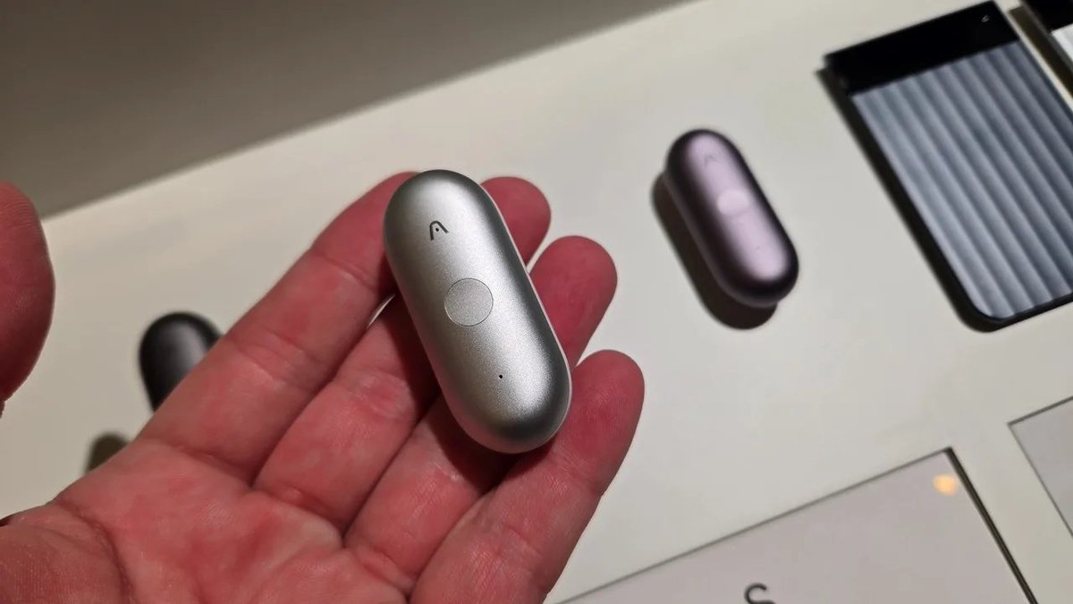 B_GadgetCom's tweet photo. AIボイスレコーダー世界No.1のPLAUDが放つ「PLAUD NotePin S」発表会：議事録作成だけでなく会議を「図解」し、データは日本国内のAWSで管理 #PLAUD #PLAUDNotePinS #AIボイスレコーダー
https://t.co/KPlugZdfhA https://t.co/Y0QoBfTusQ