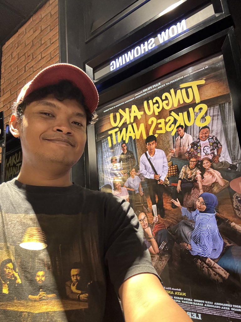 alimaruv's tweet photo. Dalam lebaran, ruang tamu adalah ring tinju yang lapang. Perayaan hari kemenangan yang penuh kekalahan. Begitulah “Tunggu Aku Sukses Nanti” berhasil menelanjangi pengalaman kolektif wong-wong kalahan saat lebaran. Seringnya kita memilih beranjak dari ring, meringkuk di kamar— https://t.co/rHwfkD3JNf