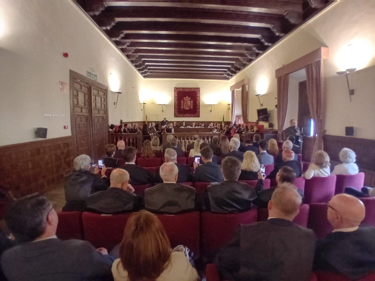 JuntaGranada's tweet photo. . @JuntaGranada respalda la labor del Consejo Andaluz de Colegios Oficiales de Graduados Sociales durante la toma de posesión de los nuevos miembros. 
El acto ha contado con la presencia de la viceconsejera y los delegados de @JusticiaJunta, @EmpleoJunta e @IgualdadAND https://t.co/fWYBY9R4lr