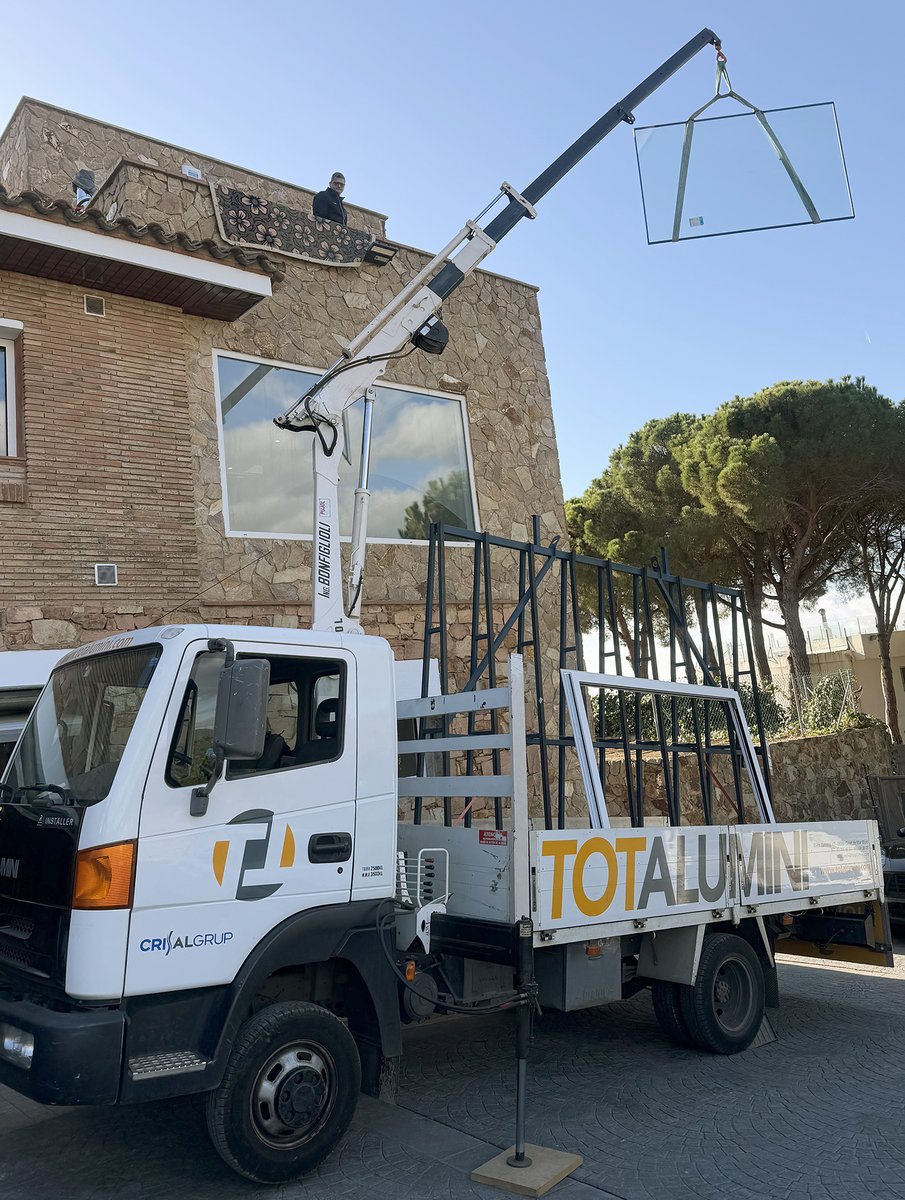 totaluminicanet's tweet photo. Descàrrega de material. Un treball de precisió. Quan el lloc presenta una accessibilitat complexa, ja sigui per l’alçada de l’edifici o per l’estretor del carrer, disposem d’empreses col·laboradores que ens ajuden. En aquest cas, la tasca es va dur a terme amb els nostres mitjans https://t.co/gxtZaOW8SB
