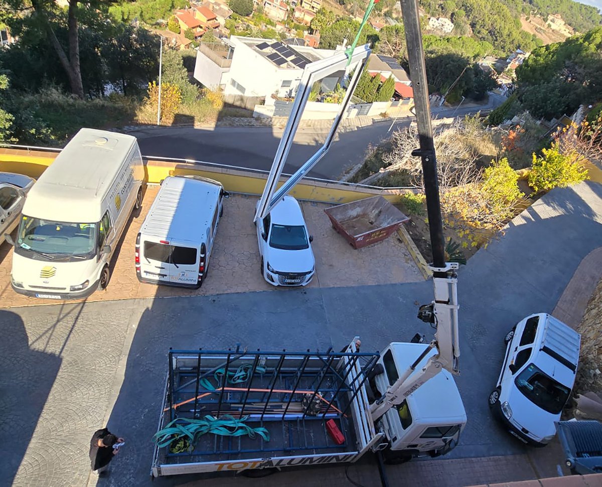 totaluminicanet's tweet photo. Descàrrega de material. Un treball de precisió. Quan el lloc presenta una accessibilitat complexa, ja sigui per l’alçada de l’edifici o per l’estretor del carrer, disposem d’empreses col·laboradores que ens ajuden. En aquest cas, la tasca es va dur a terme amb els nostres mitjans https://t.co/gxtZaOW8SB