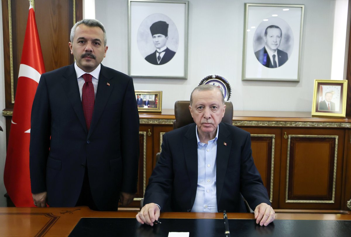 Akparti's tweet photo. Cumhurbaşkanımız Sayın Recep Tayyip Erdoğan, Rize Valisi İhsan Selim Baydaş ile Rize Belediye Başkanı Rahmi Metin'i ziyaret etti. https://t.co/wWbMk1KCjZ