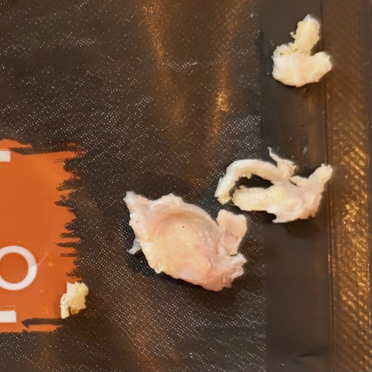 GrettaCo's tweet photo. Compré jamón acaramelado de PF y venía con esto 😡Casi me rompe la muela. Esto no es un detalle menor, es un riesgo real para el consumidor. Espero respuesta y solución. @PFAlimentos https://t.co/XbbcLMiFeP