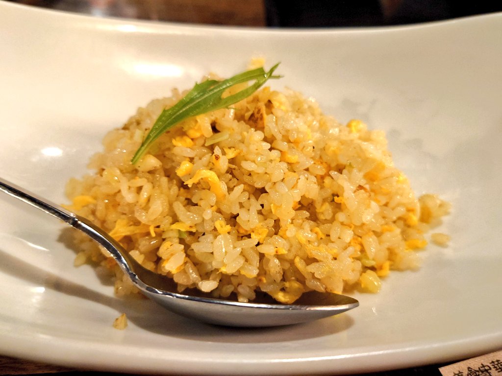 今日は息子の大学卒業祝い🎉
何を食べたいか聞いたら炒飯という安上りな回答が😅
さすがに町中華という訳には行かないので地元の人気店へ行き、火鍋とエビチリ、炒飯食べました😋