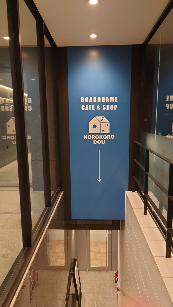puringoo's tweet photo. 今日は新しくオープンするコロコロ堂秋葉原店のプレスデーにご招待あずかりました！
白と青を基調とした色使いに、従来のコロコロ堂同様木をメインに使用した温かみのあるとても落ち着く空間になってます。
何よりも真ん中のボドゲ棚の圧倒的存在感！ワクワクする！
正式オープンしたら遊びに来ます！ https://t.co/V3J8TgsNWA