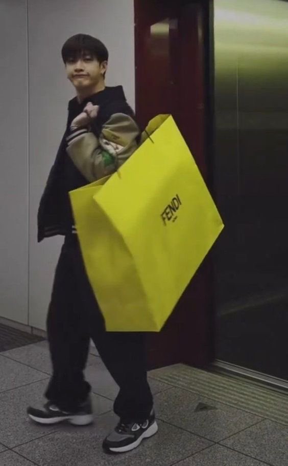 nazzle dazzle (got headpats from chan) ⊹₊⟡⋆ tweet media