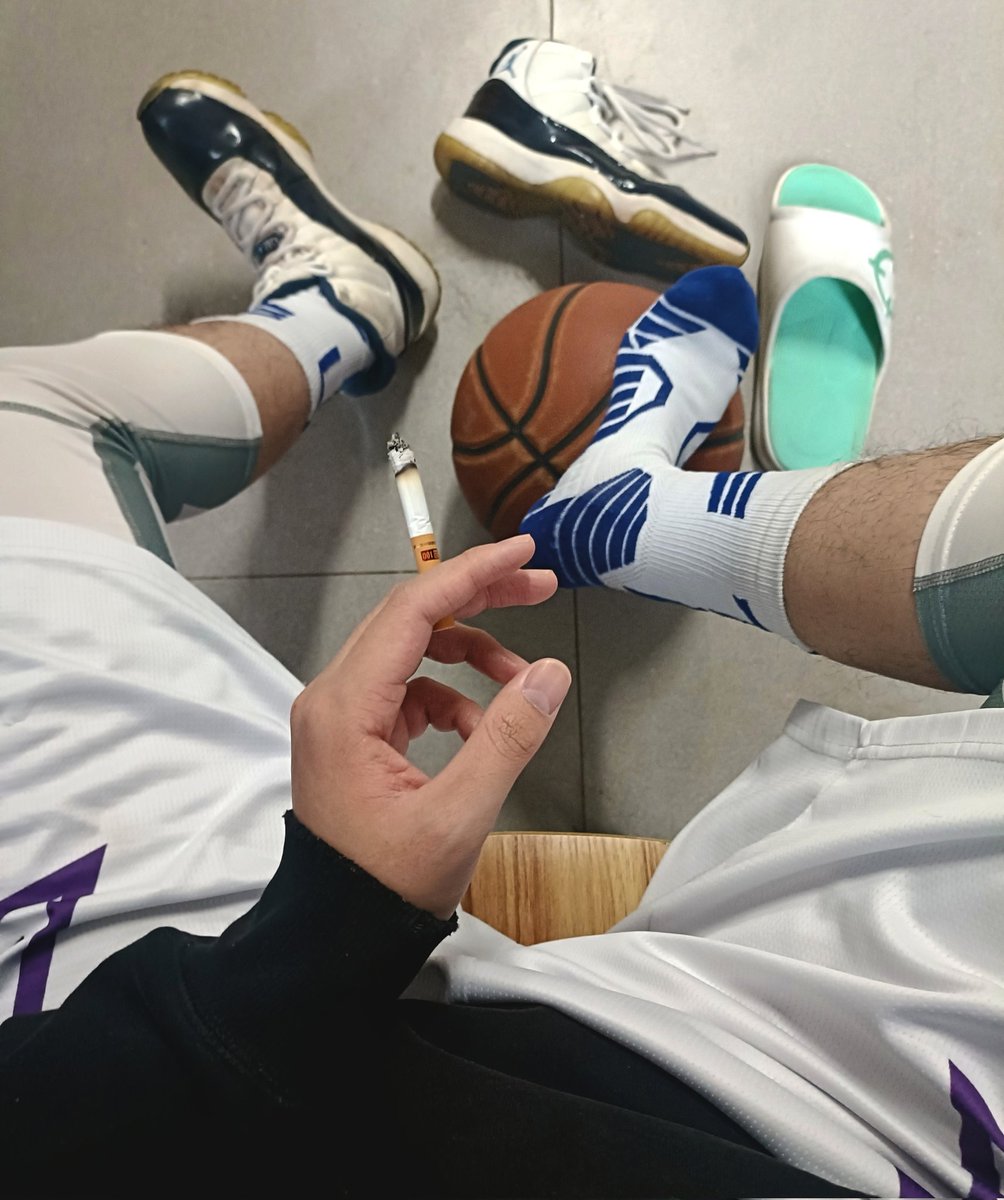 TGSFJC's tweet photo. 来只贱狗给老子接烟灰艹 https://t.co/8D69EqKKkk