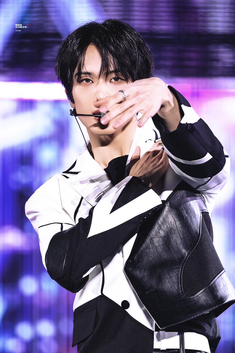 𝗥𝗘𝗗 𝗖𝗛𝗘𝗖𝗞 tweet media