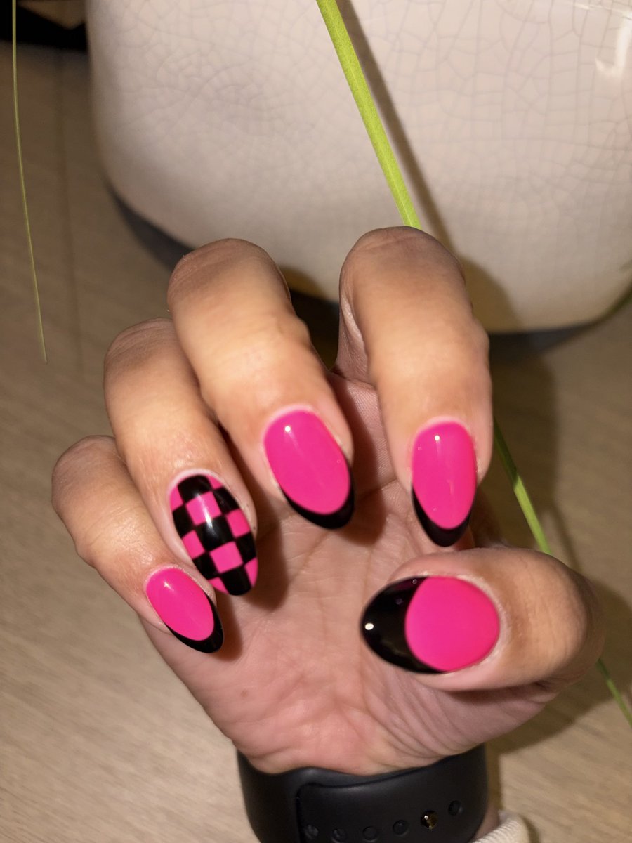 GiGiSteph09's tweet image. Obsessed is an understatement! 🖤💖 Just got these done and I’m in love with the pink and black combo. That checkerboard detail? Perfection. My nail tech killed it again! 🏁✨

#NailObsessed #AestheticAF #ClawsOut