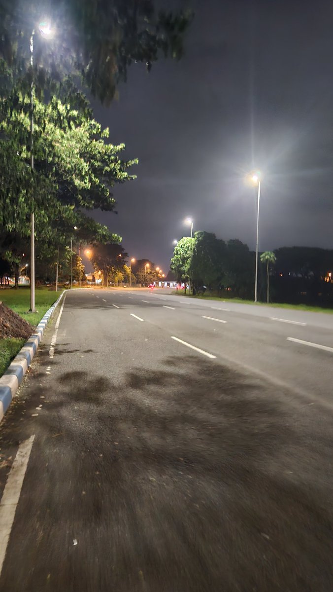 pramdka's tweet photo. @koganenohikari @zhil_arf @_aseiba Gw kemarin tanggal 18, jam 11 malam nekat jalan kaki sampai gerbang luar, demi gojek motor yang lebih hemat🤣🤣 https://t.co/TDAUjh4ilf