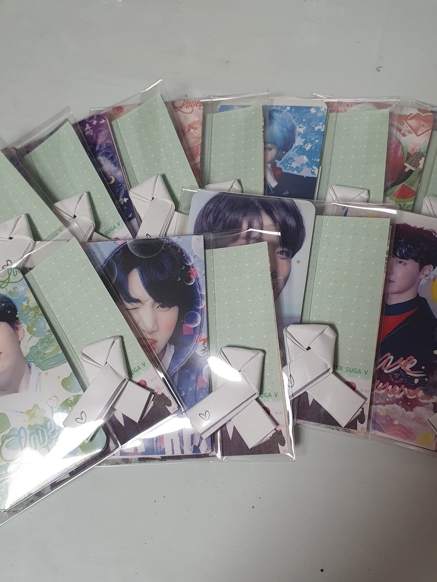 내일 광화문에서 그저 소소하게 선물을 드리고 싶어서 작게나마 만들어봤습니다..:) 내일 저를 보신다면 먼저 다가와주세요!!ㅎ 없으면 제가 아무나 붙잡고 드릴거밍
다들 좋은 밤 되시고 내일봐요😁