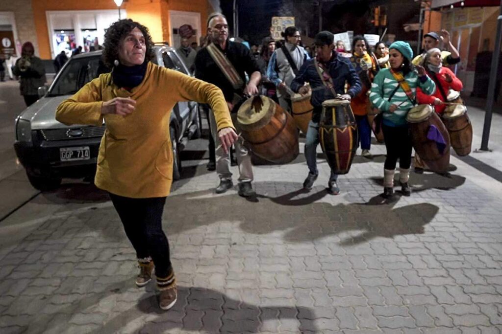 latfemnoticias's tweet photo. ✊💧Ana Raduski es defensora de DDHH, activista ambiental y artista del teatro comunitario. En su historia se condensan 50 años de lucha: de la dictadura militar a la dictadura minera. https://t.co/pWp9LDkrqt