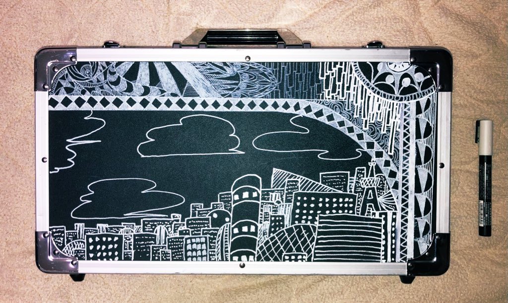 Yoshiaki_EGOTAS's tweet photo. エフェクターボードに絵を描くの流行ってほしい https://t.co/5hAd67mYJS